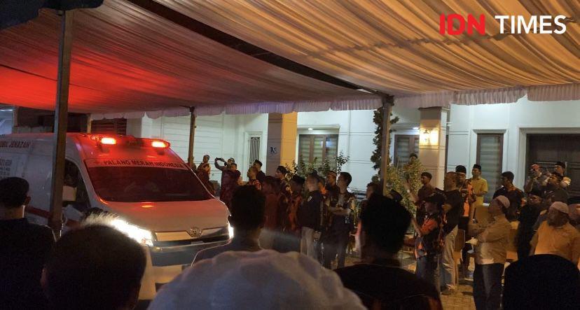 Tiba Dini Hari, Jasad Kodrat Shah Disambut Isak Tangis Anak Istri