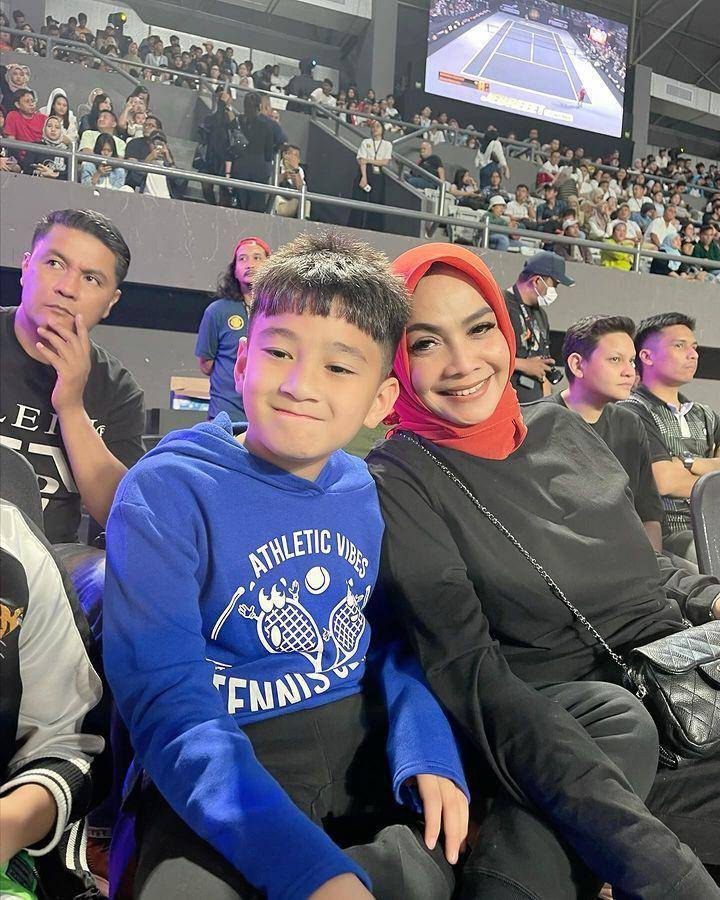 potret keluarga dukung Raffi Ahmad (instagram.com/rieta_amilia)