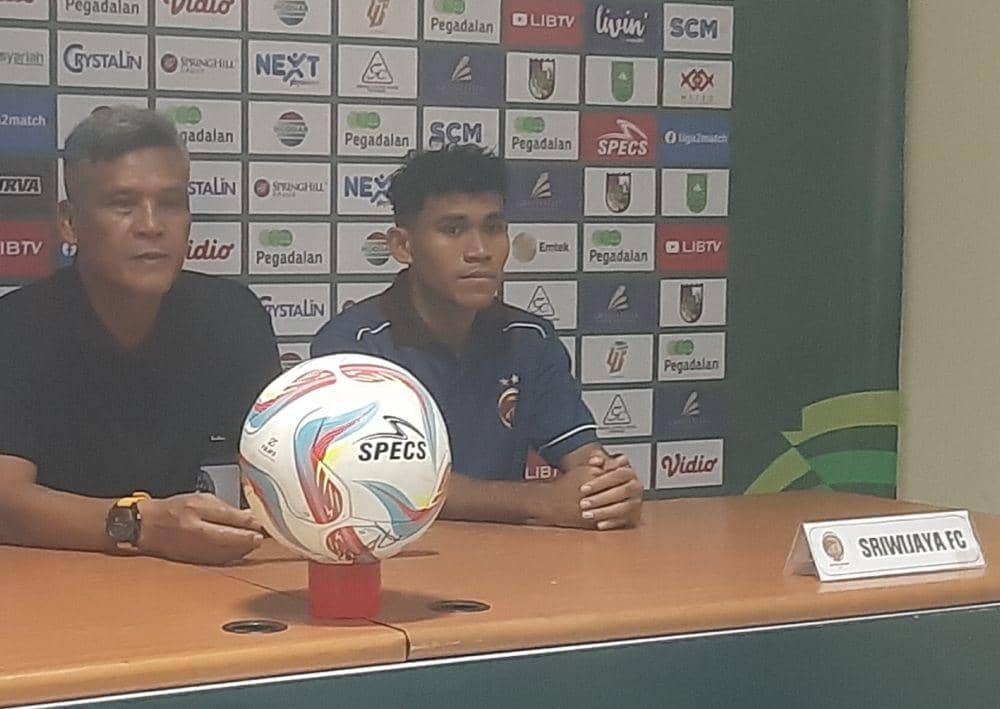 Hendri Susilo didampingi pemainnya saat memberi keterangan dihadapan awak media usai menang melawan PSPS (IDN Times/ Fanny Rizano)
