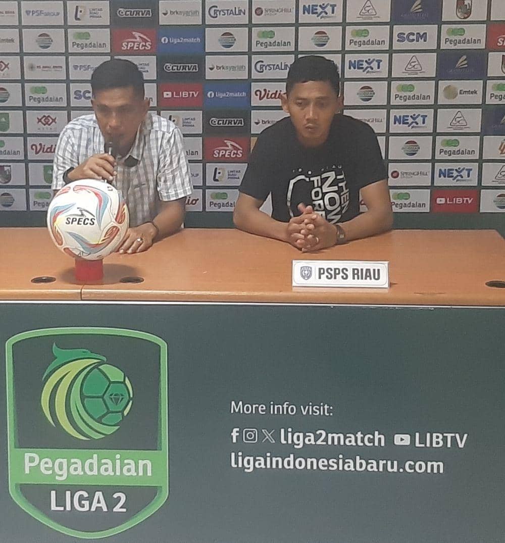Pelatih PSPS Ridwan Saragih didampingi pemainnya saat memberikan keterangan dihadapan awak media (IDN Times/ Fanny Rizano)