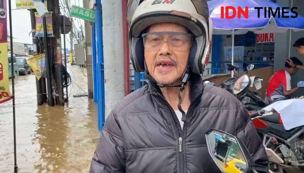 Edi salah seorang pengendara yang terjatuh akibat menerjang banjir di Simpang Mampang, Pancoranmas, Kota Depok. (IDNTimes/Dicky)