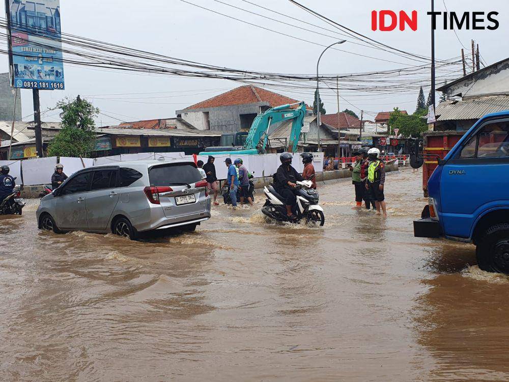 Banjir akibat luapan air Kali Licin yang menggenangi Simpang Mampang dan Jalan Raya Pramuka, Pancoranmas, Kota Depok. (IDNTimes/Dicky)