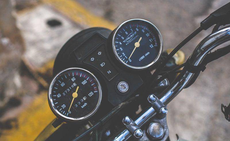 ilustrasi speedometer motor (unsplash.com/Alexa Wirth)