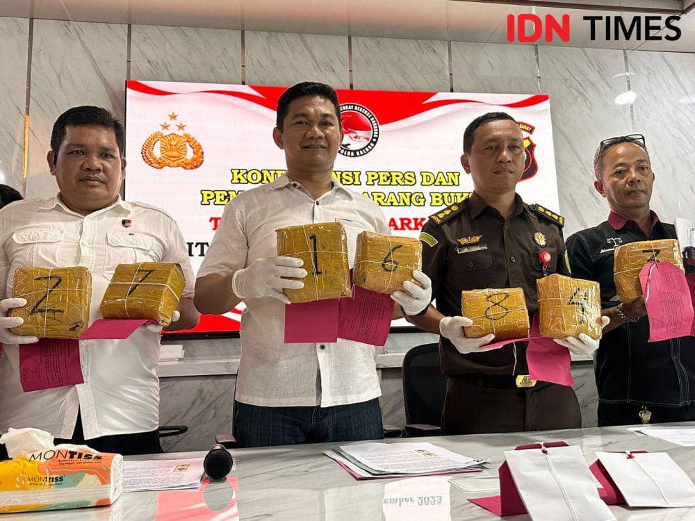 Polda Kalbar memusnahkan 10 kilogram sabu dari Malaysia. (IDN Times/Teri).