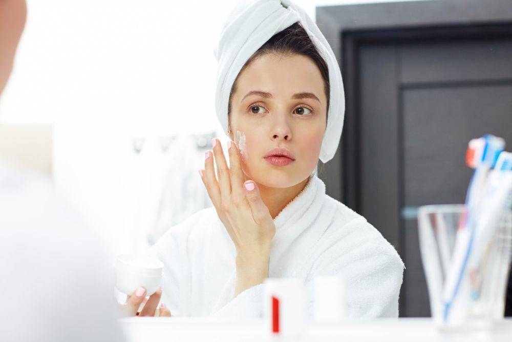 ilustrasi menggunakan skincare (freepik.com/pressfoto)