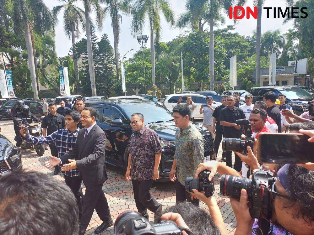 Ketibaan Anies Baswedan di depan Gereja Pantekosta Mawar Sharon, Jakarta Utara pada Kamis (30/11/2023). (IDN Times/Santi Dewi)