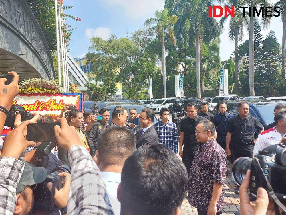 Capres nomor urut satu, Anies Baswedan ketika berada di depan Gereja Mawar Sharon pada 30 November 2023. (IDN Times/Santi Dewi)