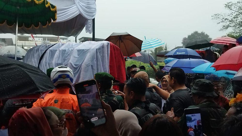 Pemakaman Eddy Rumpoko Diwarnai Hujan Deras