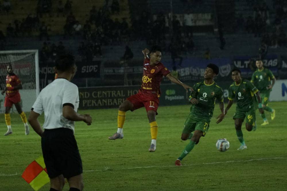 Pemain Sriwijaya saat berhasil merebut bola dari penguasaan pemain PSPS (IDN Times/ Fanny Rizano)