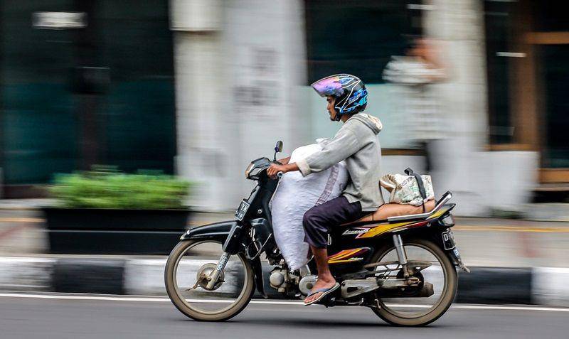 ilustrasi mengendarai motor (unsplash.com/ivan hermawan)