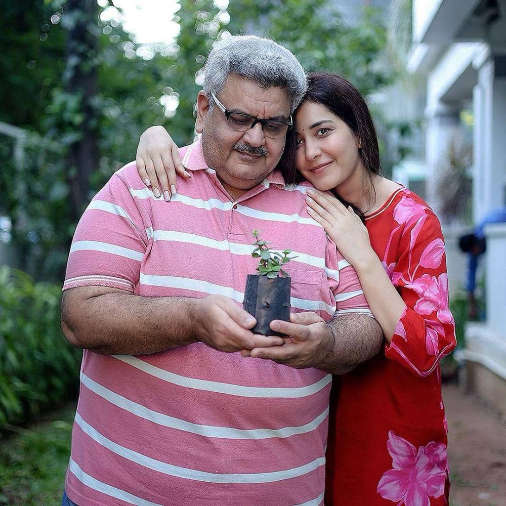 Raashii Khanna dan keluarga (instagram.com/raashiikhanna)