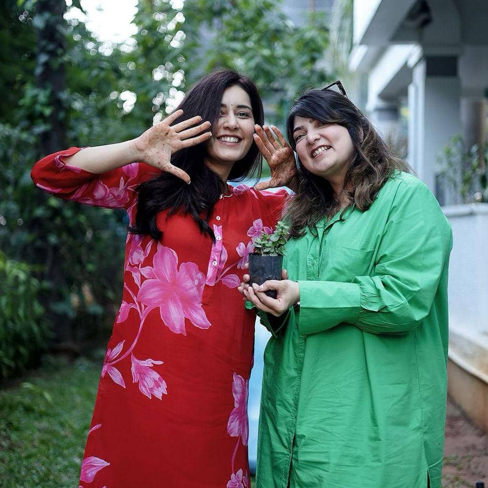 Raashii Khanna dan keluarga (instagram.com/raashiikhanna)