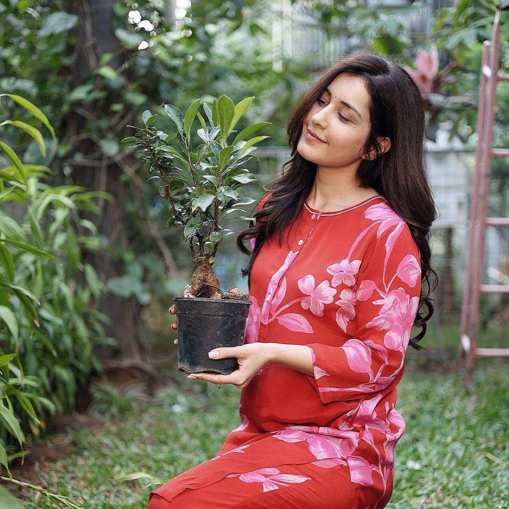Raashii Khanna (instagram.com/raashiikhanna)