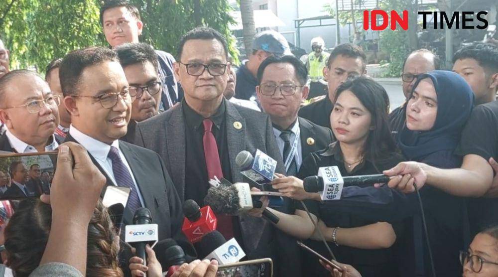 Capres nomor urut satu, Anies Baswedan ketika berada di depan Gereja Mawar Sharon pada 30 November 2023. (IDN Times/Santi Dewi)