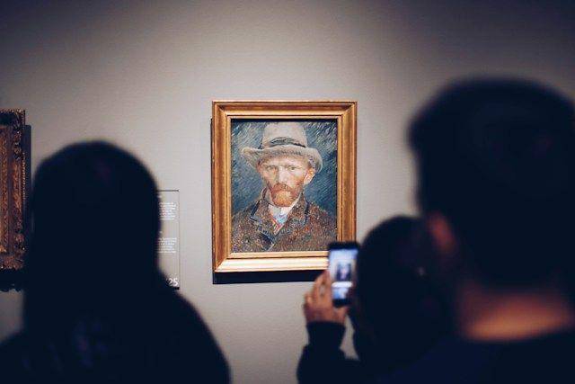 Sebuah foto di dalam museum (Unsplash/Stale Grut)