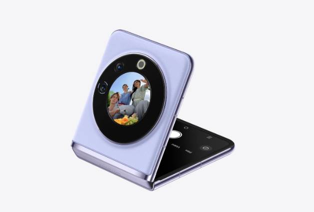 Layar bagian luar TECNO PHANTOM V FLIP (tecno-mobile.com)