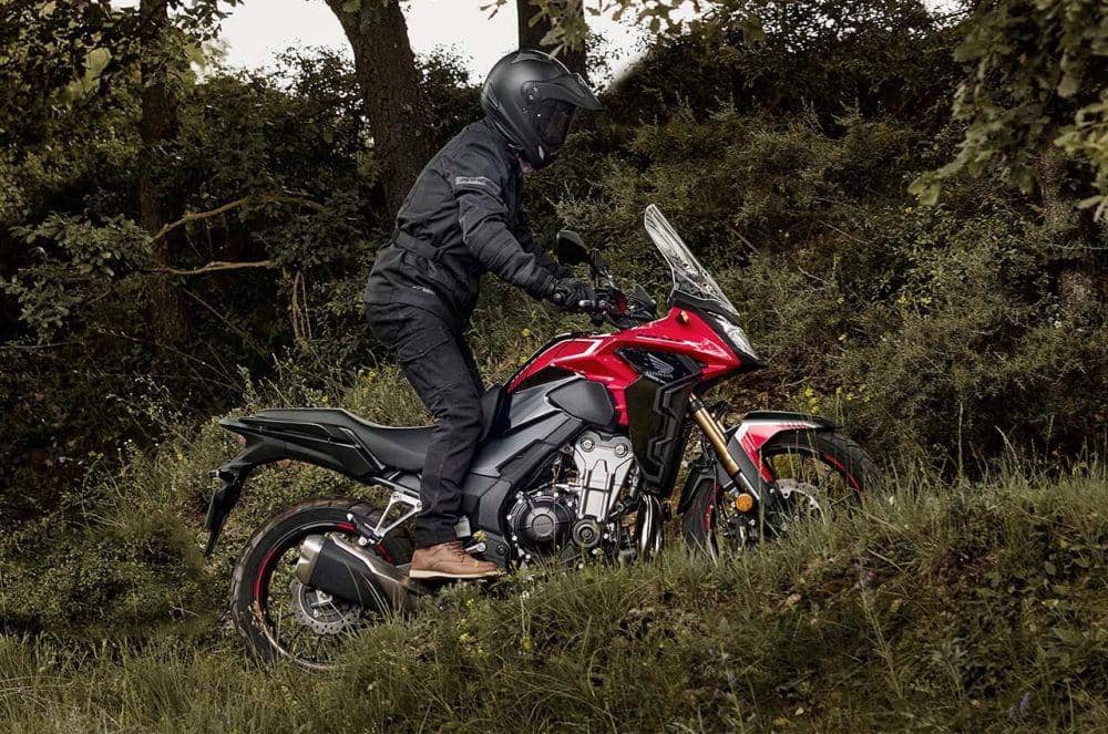 ilustrasi safety riding di jalan tanjakan (Dok. IDN Times)