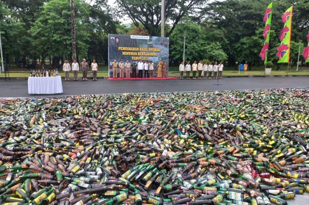 Pemprov DKI melalui Satpol PP memusnahkan miras di Monas. (dok. Humas Pemprov DKI Jakarta)