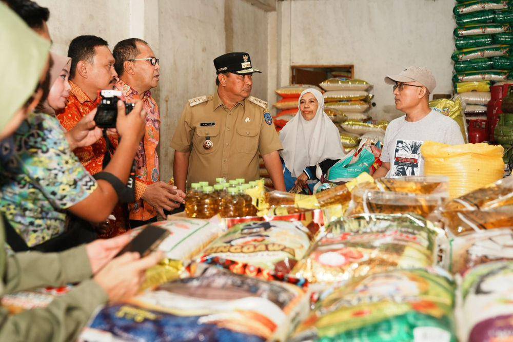 Pj Gubernur Sulsel dan Wali Kota Makassar meninjau harga kebutuhan pokok di pasar, Kamis (30/11/2023)/Humas Pemprov Sulsel