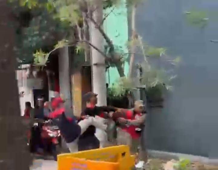 Viral Satpol PP Surabaya Ditendang Peserta Aksi Demo Buruh