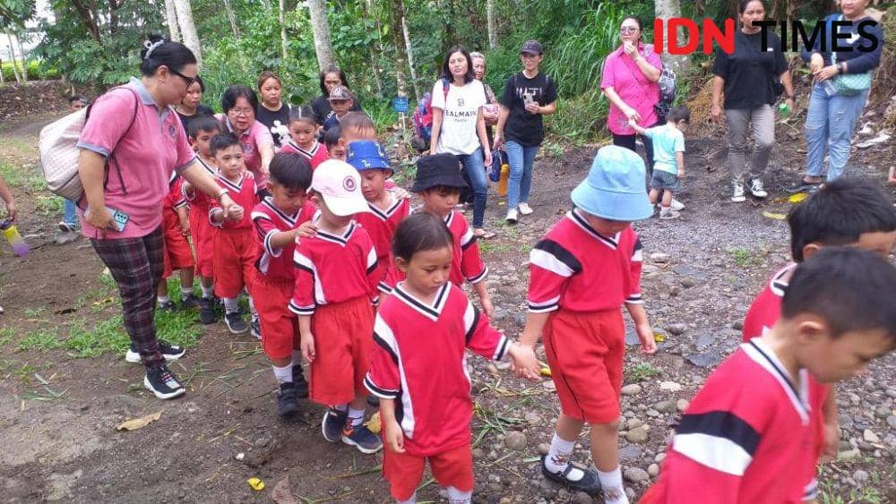 Siswa TK Katolik STA Anna Paniki Bawah berkunjung ke Anoa Breeding Center, Manado, Sulawesi Utara, Jumat (1/12/023). IDNTimes/Savi