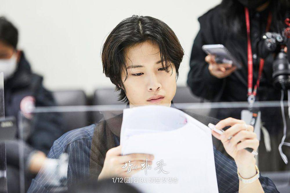 Lee Jong Won dalam pembacaan naskah drama Night Blooming Flower (dok. MBC/Night Blooming Flower)