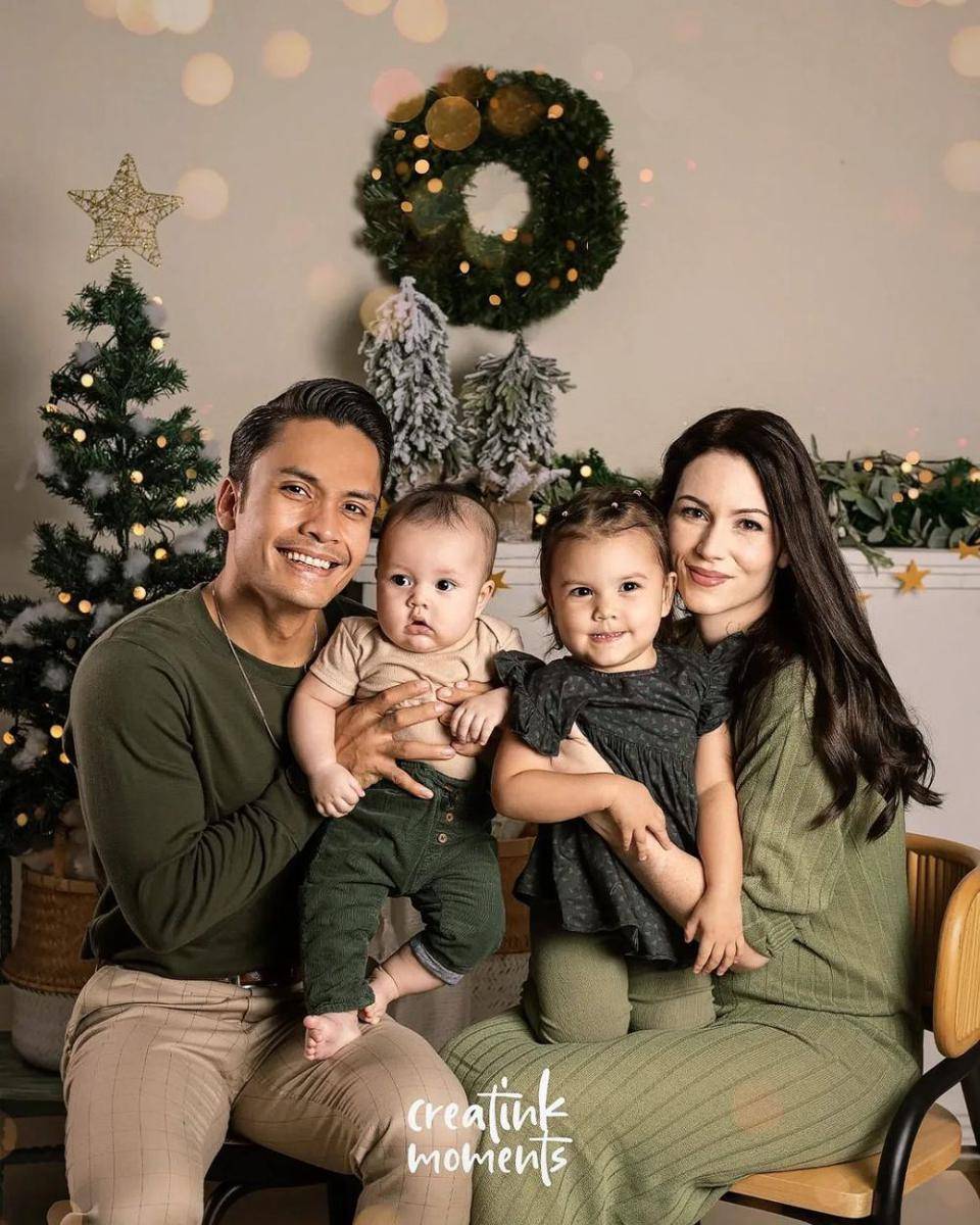 pemotretan terbaru Randy Pangalila dan keluarga (instagram.com/creatinkmoments)