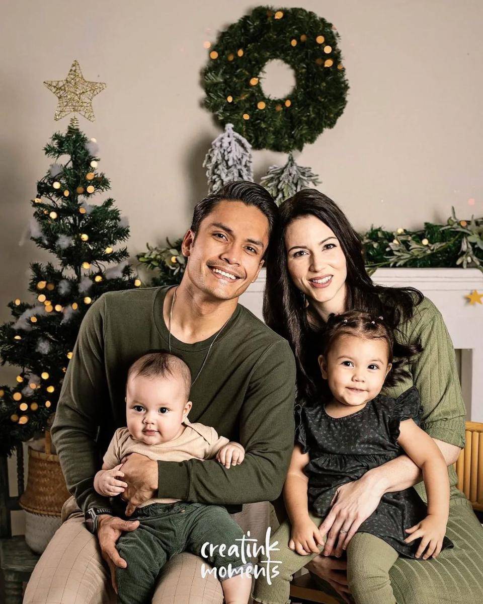 pemotretan terbaru Randy Pangalila dan keluarga (instagram.com/creatinkmoments)