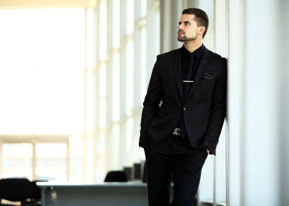 Cowok dengan outfit serba hitam (123rf.com/opolja)