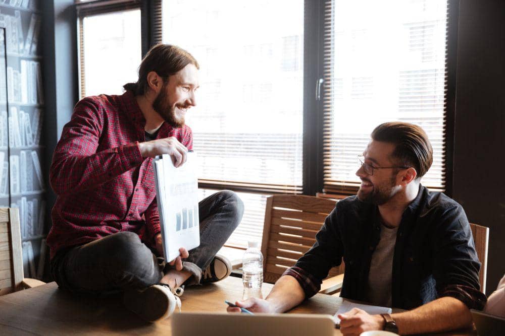 Ilustrasi dua pria sedang berdiskusi santai (123rf.com/vadymvdrobot)