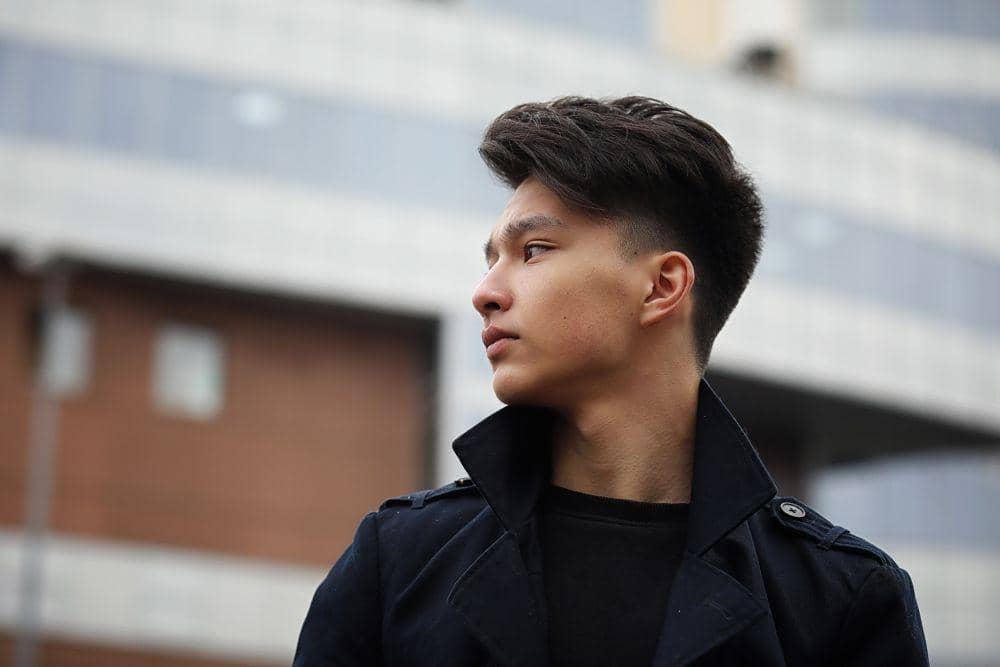 Cowok dengan outfit serba hitam (123rf.com/alexkich)