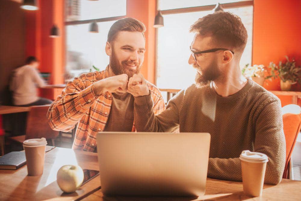 Ilustrasi anak muda nongkrong di coffee shop (123rf.com/estradaanton)