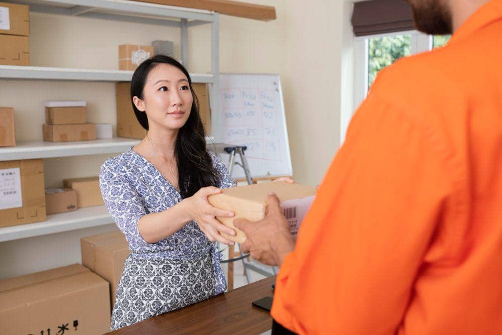 ilustrasi jasa penitipan barang (freepik.com/Freepik)