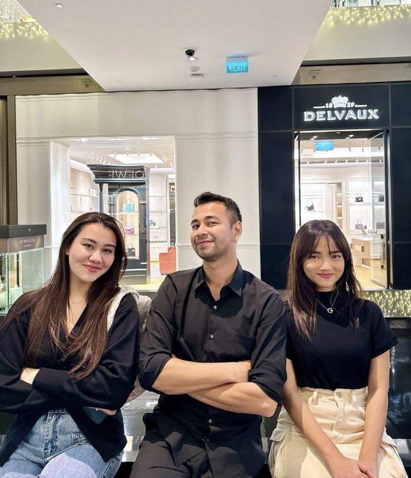 8 Potret Artis Liburan Bareng Bos MS GLOW di Singapura, Rame | IDN Times
