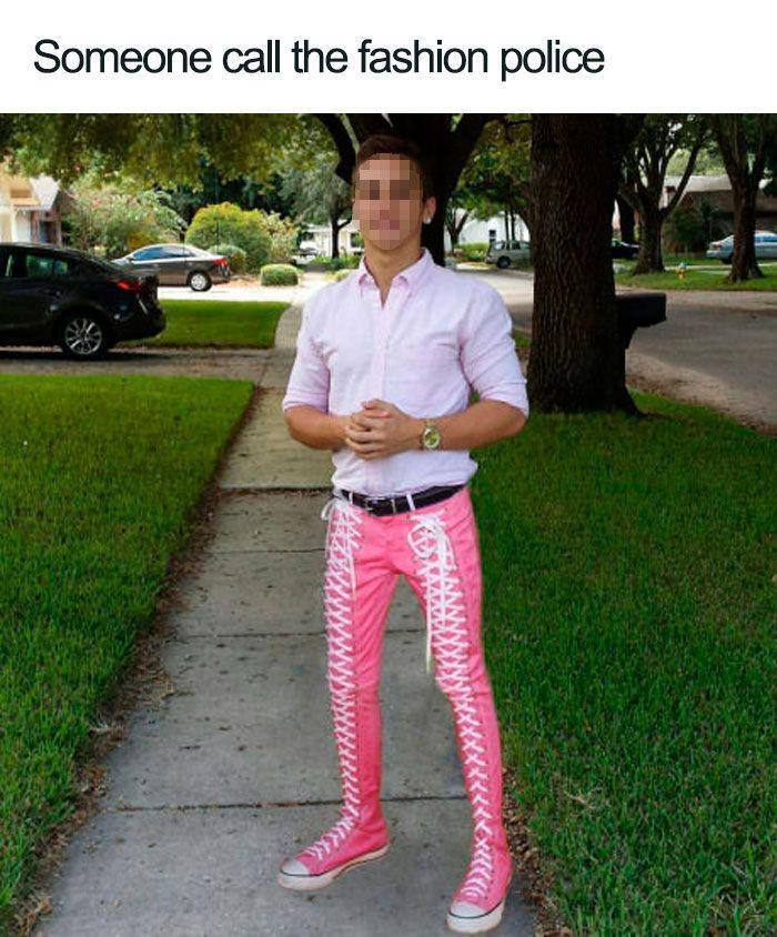Celana sepatu berwarna pink (boredpanda.com)