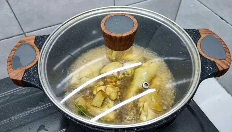 ilustrasi daging ayam yang sedang diungkep (YouTube.com/CR COOK)