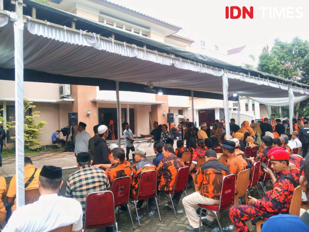 Kader Pemuda Pancasila yang hadir di rumah duka (IDN Times/Eko Agus Herianto)
