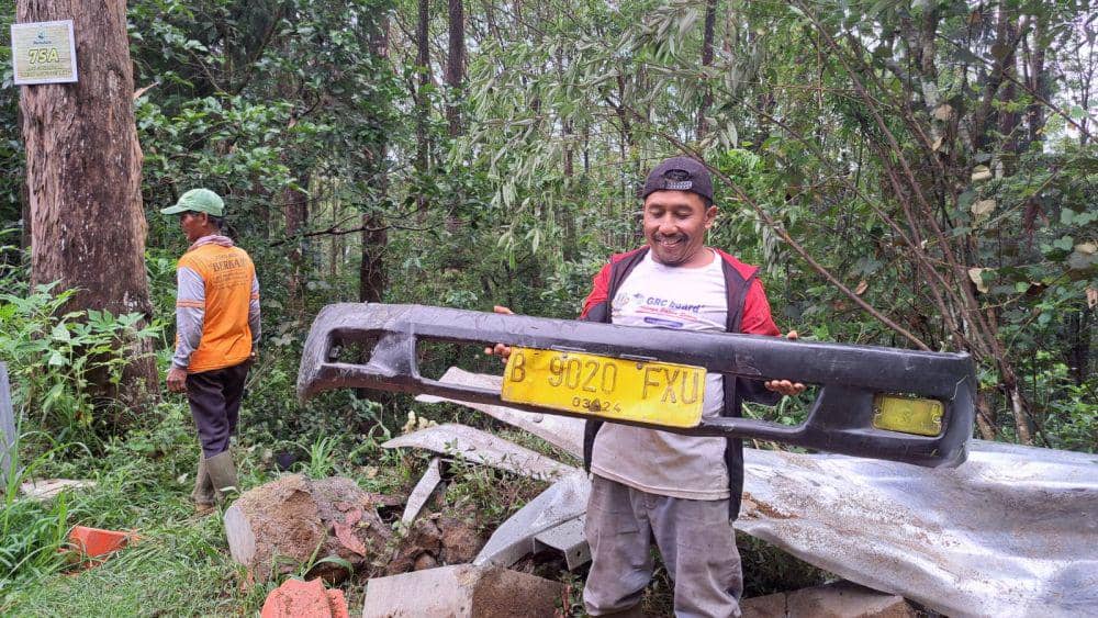 Truk Box Obat Nyamuk Terjun Kejurang di Jalan Tembus Sarangan Magetan/ IDN Times/ Istimewa