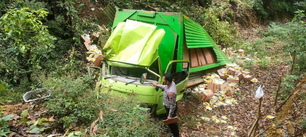 Truk Box Terjun ke Jurang di Sarangan Magetan