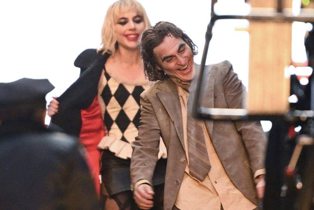 Lady Gaga dan Joaquin Phoenix dalam BTS film Joker: Folie à Deux (dok. Warner Bros. Pictures/Joker: Folie à Deux)