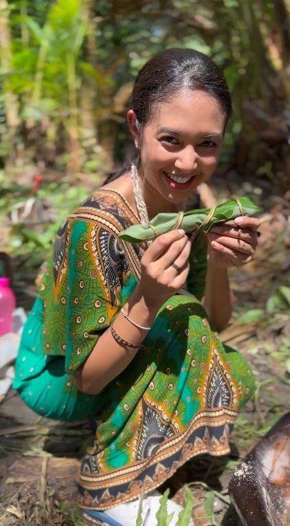 potret Aurelie Moeremans membuat sagu di Papua (instagram.com/aurelie)