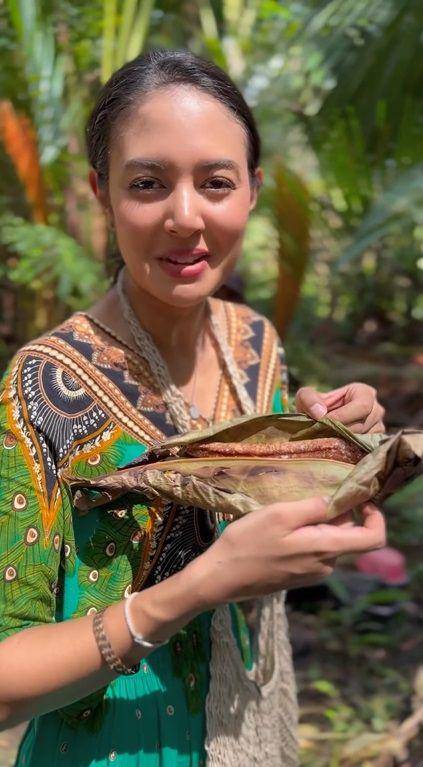 potret Aurelie Moeremans membuat sagu di Papua (instagram.com/aurelie)