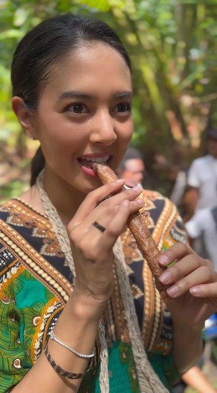 potret Aurelie Moeremans membuat sagu di Papua (instagram.com/aurelie)
