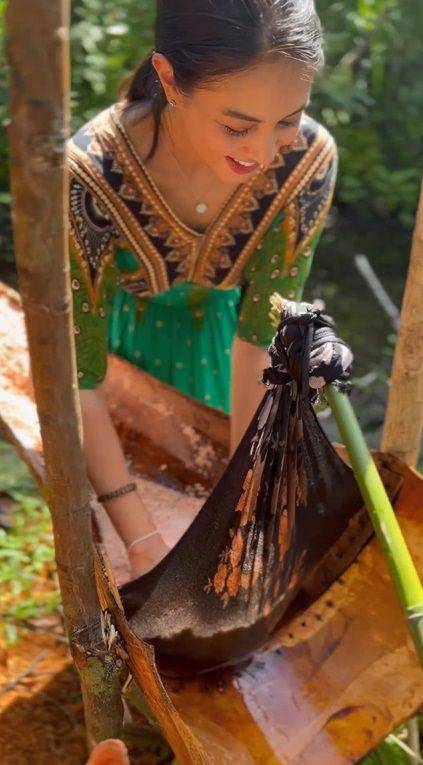 potret Aurelie Moeremans membuat sagu di Papua (instagram.com/aurelie)