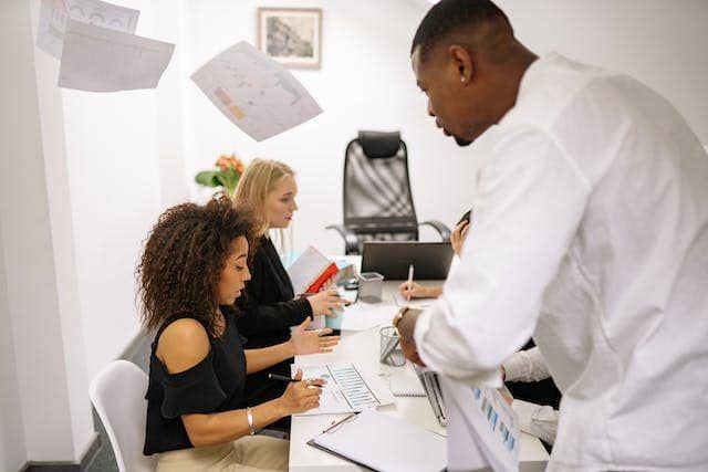 ilustrasi orang bekerja (pexels.com/Yan Krukau)