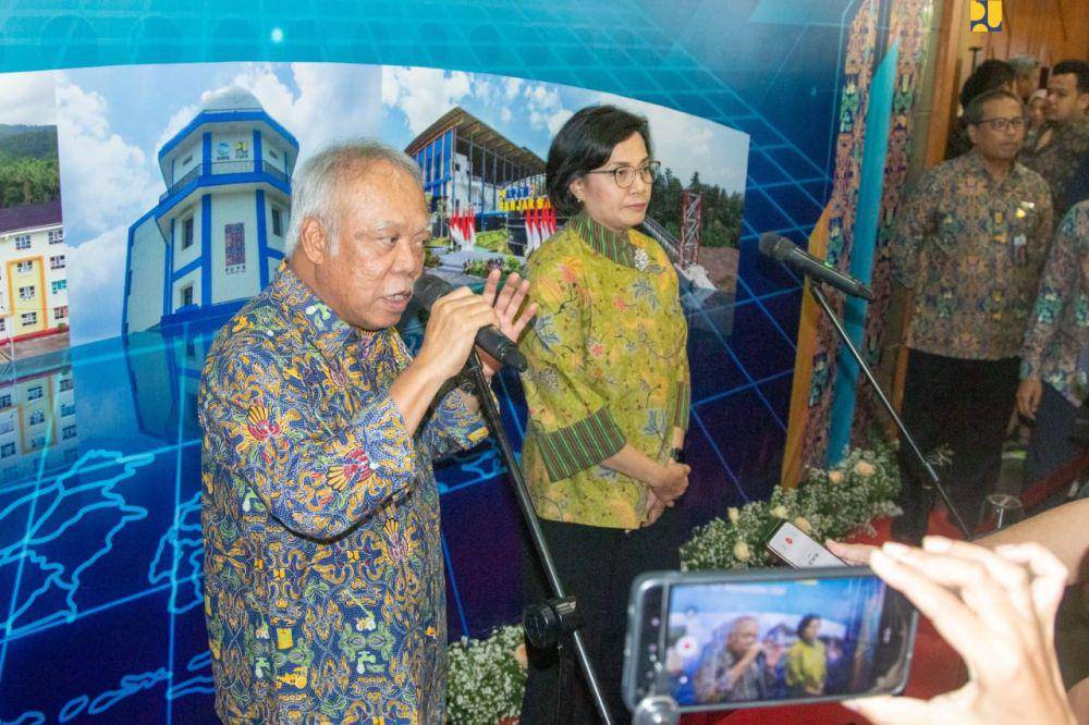 Kementerian Pekerjaan Umum dan Perumahan Rakyat (PUPR) bersama Kementerian Keuangan (Kemenkeu) melakukan serah terima Barang Milik Negara (BMN) Kementerian PUPR Tahun 2023 kepada Pemerintah Daerah (Pemda), Yayasan, dan Perguruan Tinggi, serta alih status penggunaan BMN kepada Kementerian/Lembaga (K/L) pada Rabu (29/11/2023) di Auditorium Kementerian PUPR. (Dok. Kementerian PUPR)