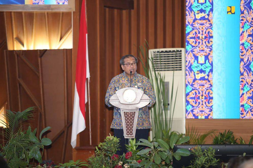 Kementerian Pekerjaan Umum dan Perumahan Rakyat (PUPR) bersama Kementerian Keuangan (Kemenkeu) melakukan serah terima Barang Milik Negara (BMN) Kementerian PUPR Tahun 2023 kepada Pemerintah Daerah (Pemda), Yayasan, dan Perguruan Tinggi, serta alih status penggunaan BMN kepada Kementerian/Lembaga (K/L) pada Rabu (29/11/2023) di Auditorium Kementerian PUPR. (Dok. Kementerian PUPR0