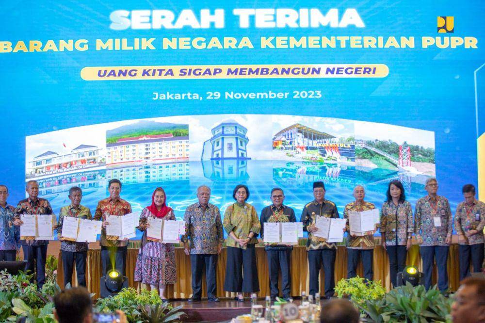 Kementerian Pekerjaan Umum dan Perumahan Rakyat (PUPR) bersama Kementerian Keuangan (Kemenkeu) melakukan serah terima Barang Milik Negara (BMN) Kementerian PUPR Tahun 2023 kepada Pemerintah Daerah (Pemda), Yayasan, dan Perguruan Tinggi, serta alih status penggunaan BMN kepada Kementerian/Lembaga (K/L) pada Rabu (29/11/2023) di Auditorium Kementerian PUPR. (Dok. Kementerian PUPR)