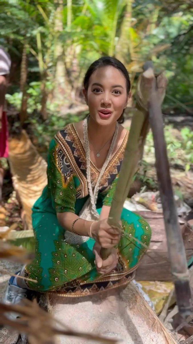 potret Aurelie Moeremans membuat sagu di Papua (instagram.com/aurelie)