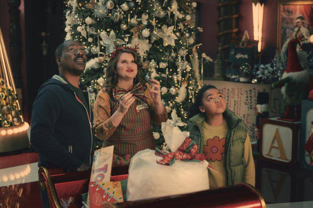 adegan dalam film Candy Cane Lane (dok. Amazon MGM Studios/Candy Cane Lane)